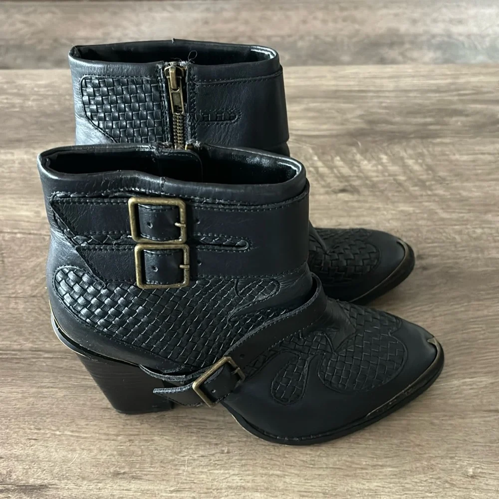Kensie black western heeled booties size is missing fit like a 6.5